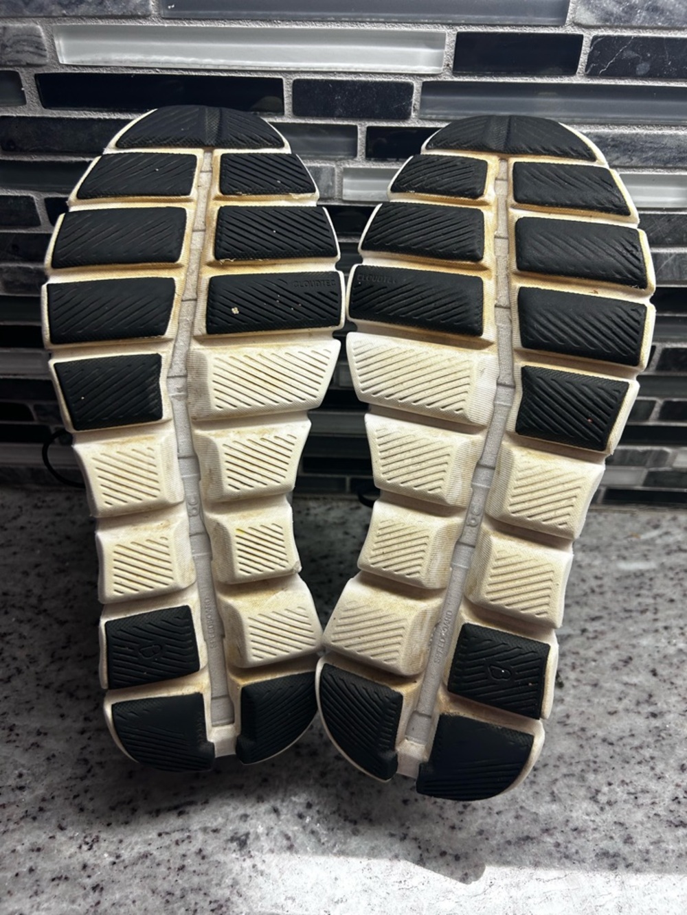 On Running White and Black Women's Cloudflow Lace Shoes size 8 - Picture 5 of 10